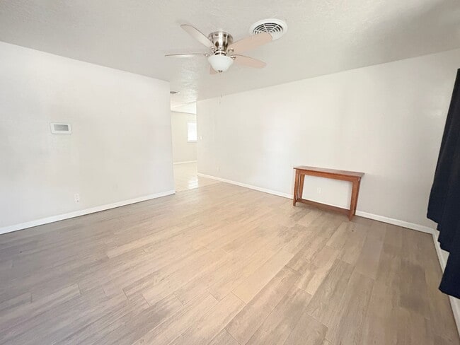 Photo - 907 W Coal Ave