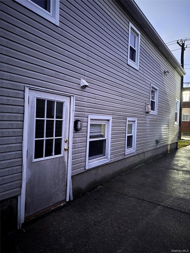 Building Photo - 62 Warwick Rd Unit Lower