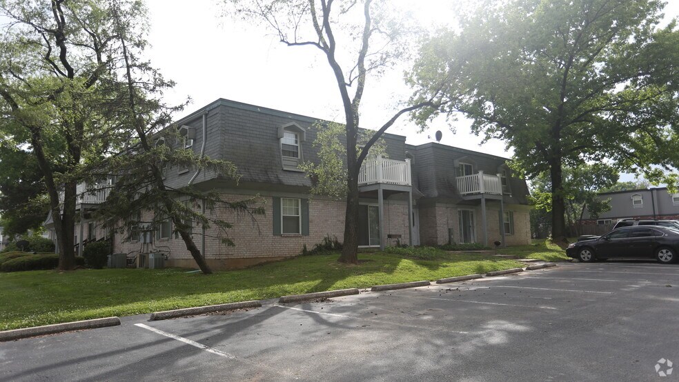 Chez Paree Apartments For Rent in Hazelwood, MO