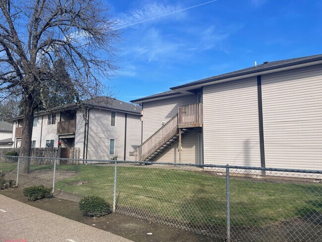 Photo - Rent Special: 1/2 Off February's Rent 2 Bedroom 1 Bath Unit NE Salem! Unidad 3164