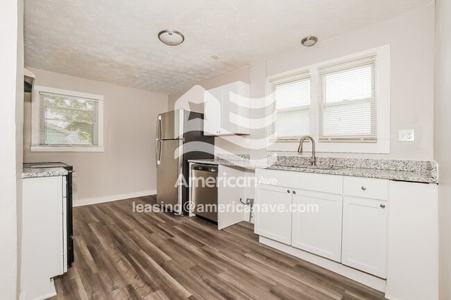 Photo - 128 Hollinger Ave