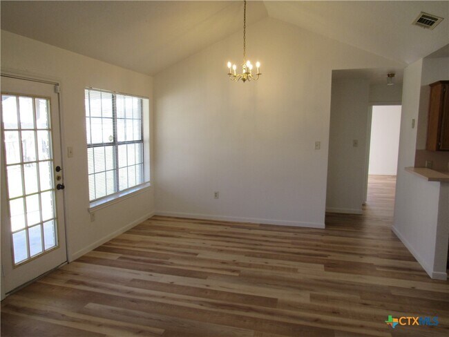 3004 Honeysuckle Cir