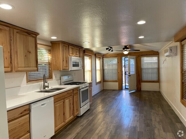 Building Photo - 2-1412 Spruce Ave Rental