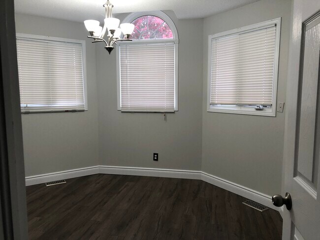 Photo - 456 Weston Cres Unit 4-Bedroom