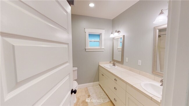 Photo - Spacious 5 Bedroom Home in Burlington - Av...