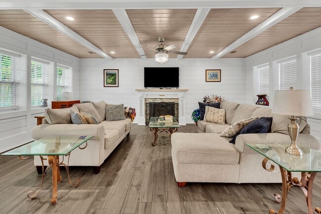 Building Photo - 221 S Lorraine Dr