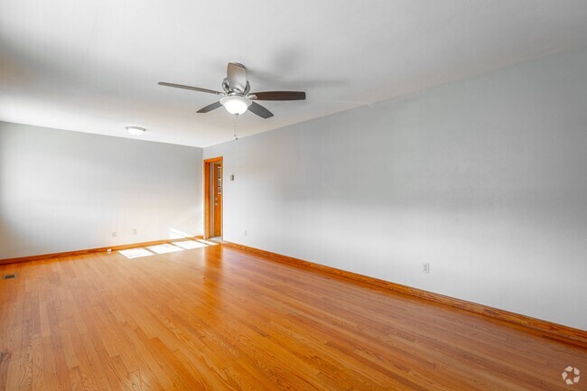 Building Photo - 2 bedroom, 1 bath unit in the heart of Eas... Rental