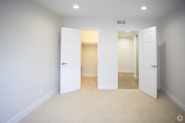 1BR, 1BA-770 SF - Tarzana Springs