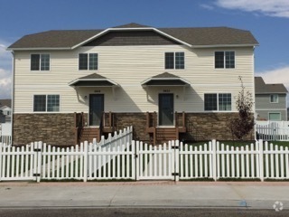 Building Photo - 3 BEDROOM 2.5 BATHROOM SADDLE RIDGE TOWNHOUSE