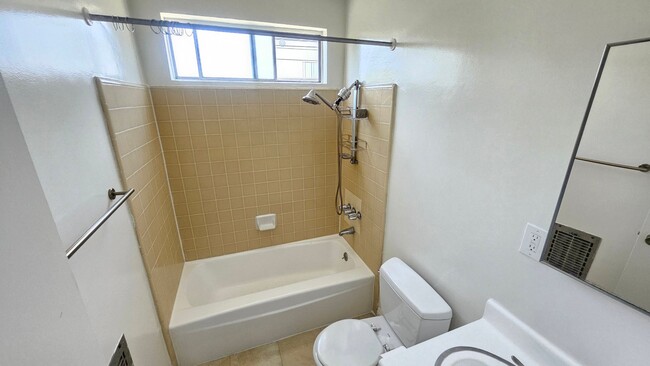 Photo - 323 N Rampart Blvd Unidad 7