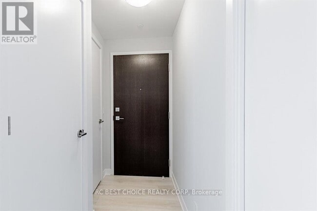 2221 Yonge St Unit 1803