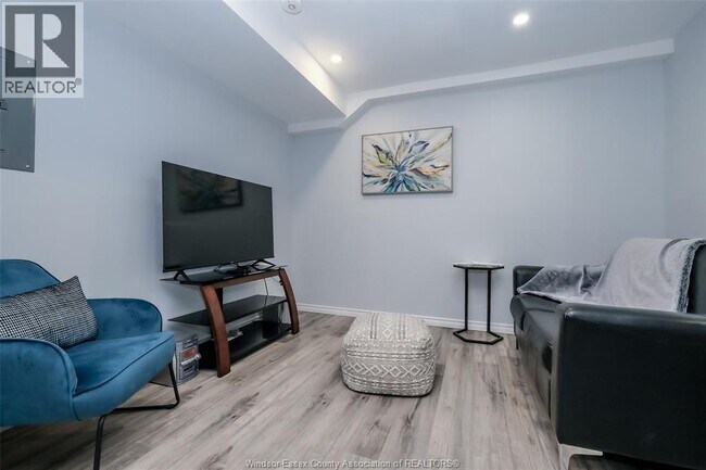 Photo - 493 University Ave W Unit 4