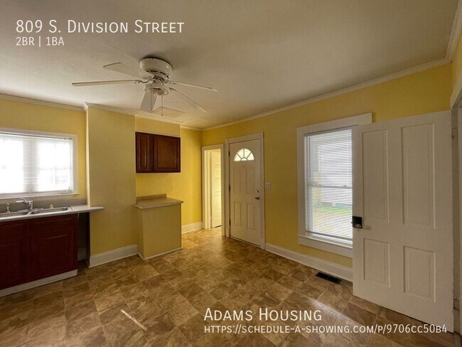 Photo - 809 S Division St