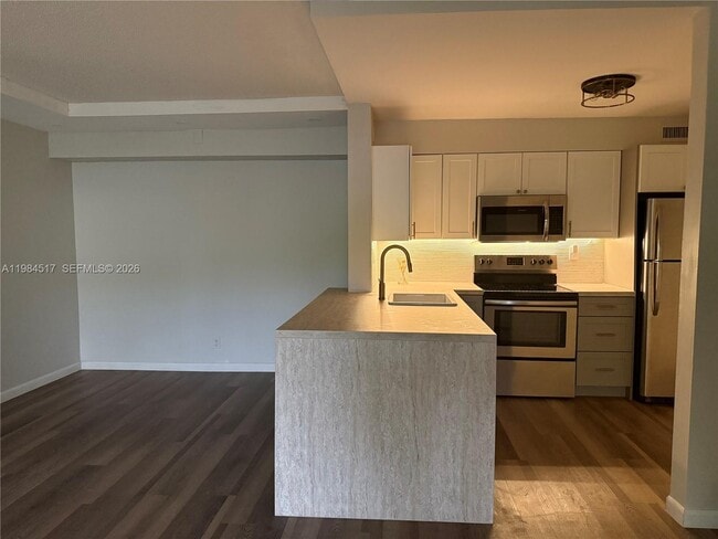 Building Photo - 3001 N Oakland Forest Dr Unit 104