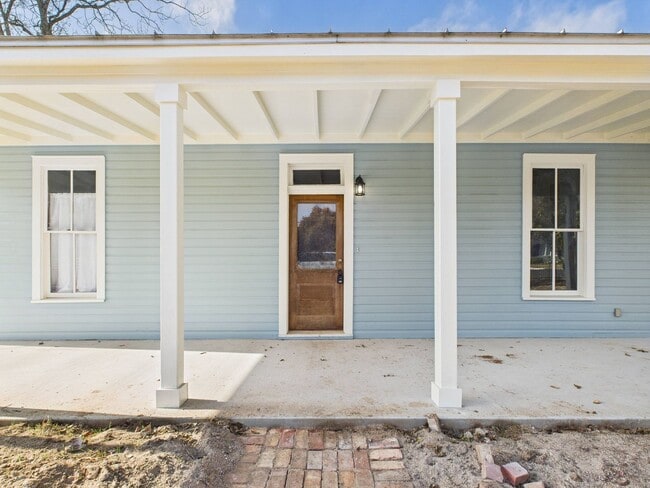Building Photo - Charming & Authentic 1933 Cottage