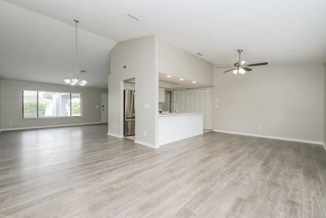 Photo - 10142 Bannister St