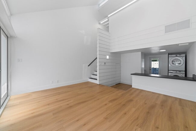 Building Photo - 1951 NE 51st St Unit 1