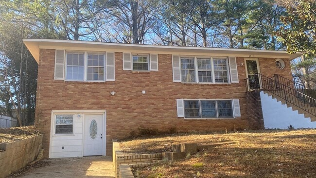 Building Photo - Spacious 4 Bedroom Home