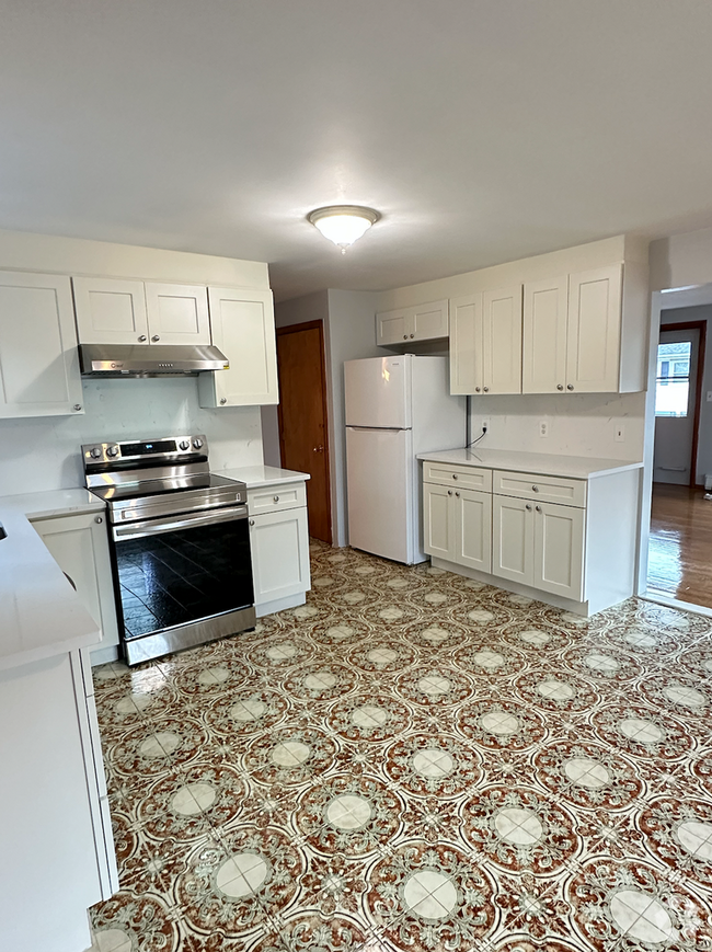 Building Photo - 3bed/1.5bath with laundry, parking. Comple... Rental