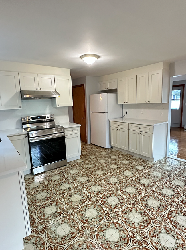 3bed/1.5bath with laundry, parking. Comple... - 3bed/1.5bath with laundry, parking. Comple... Rental