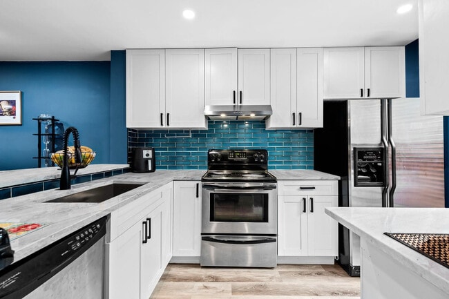 Building Photo - 3082 S Oakland Forest Dr