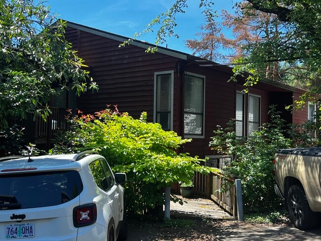 Building Photo - 342 SW Hamilton Ct Unit 342