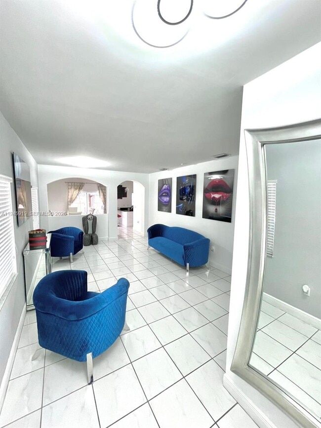 Photo - 690 E 6th Pl