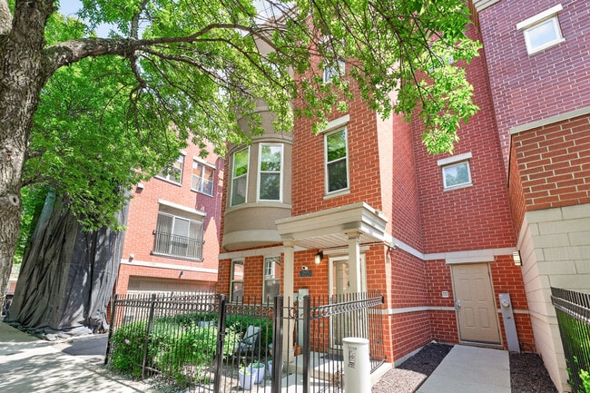 Building Photo - 1409 N Burling St