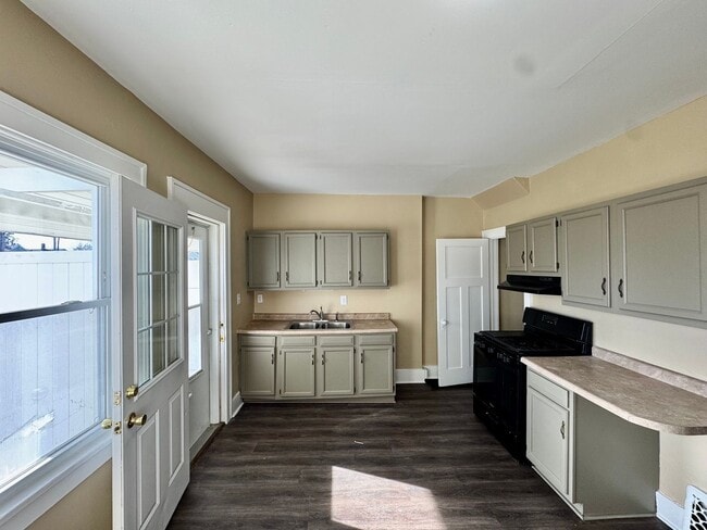 Photo - Updated 2BR Townhome Across from Stephens Park