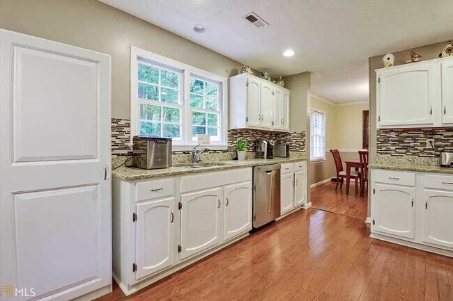 Photo - 102 Oak Newel