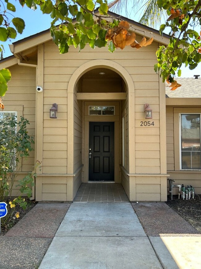 Building Photo - Beautiful 3 bedroom Home
