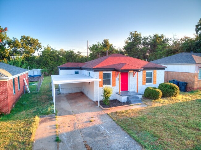 Building Photo - Freshly Renovated | 3 Bed | 2 Bath | Large... Rental