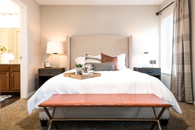Large Main Bedroom with En-suite Bathroom & Closet