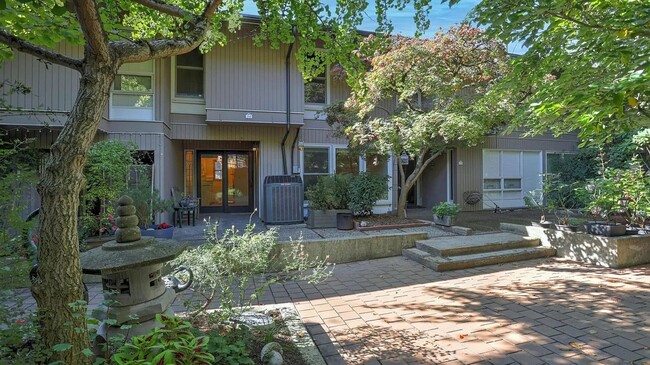 Spacious split level condo - Spacious split level condo Unit 34