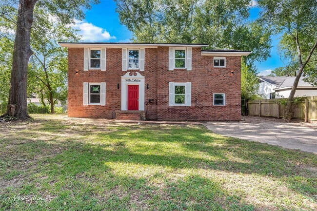 Building Photo - "Spacious 4-Bedroom Gem with a flex room a... Rental