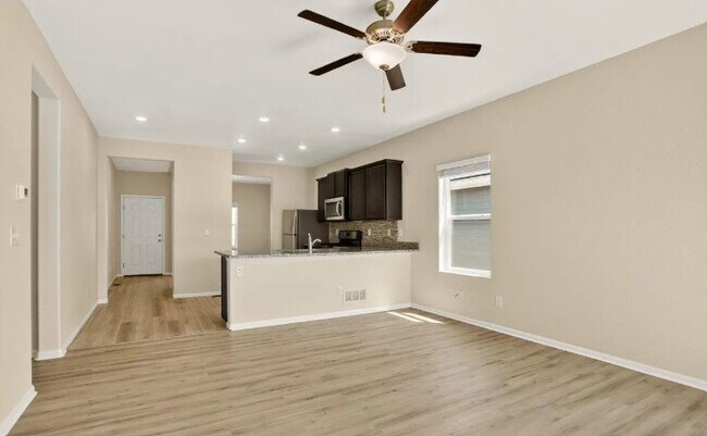 Photo - 308 Bowles St