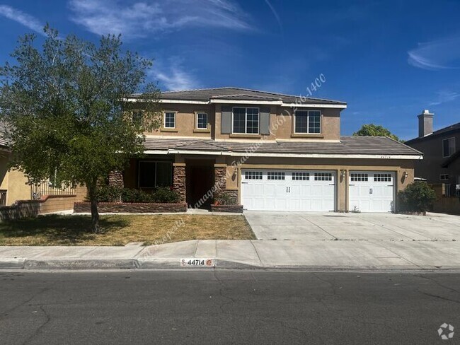 Building Photo - Beautiful Spacious 5 Bedroom Home Located ...