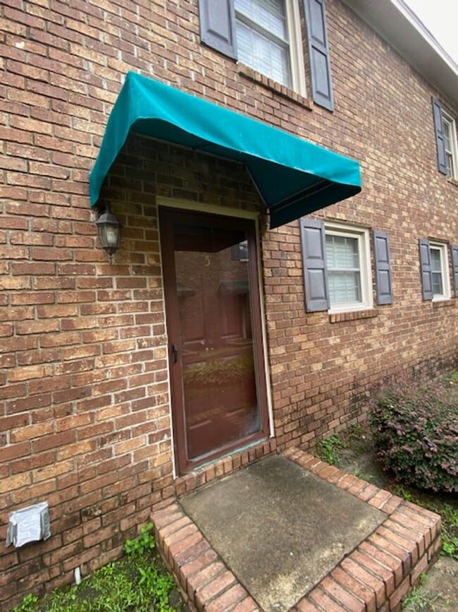 Building Photo - 2 bedroom 1.5 bath The Cloister Condominium Unit H-5