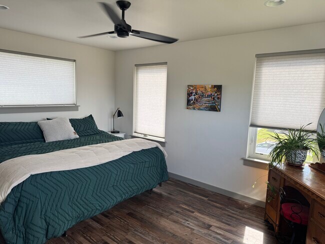 Large upstairs room with king bed - 3168 Fen Way