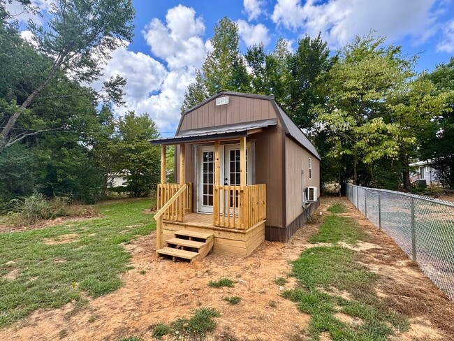 Building Photo - 1 Bedroom/1 Bathroom Tiny Home in Southside