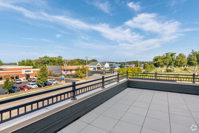 Common Area - Patio - 880 N Main Apartments