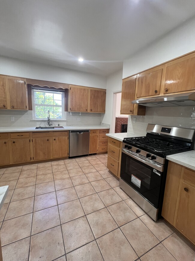 Photo - 639 E 5th St