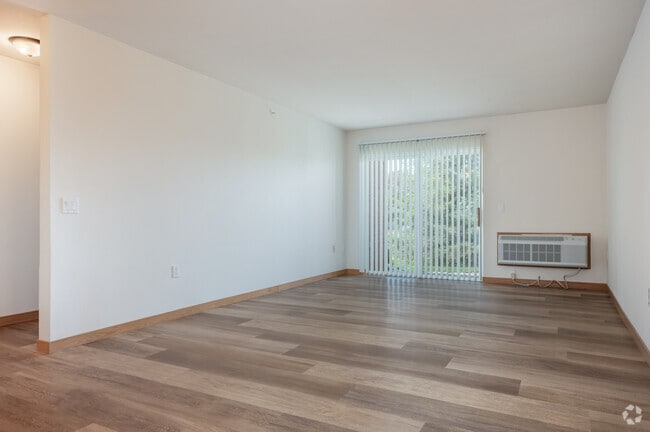 1BR, 1BA - 760SF - Living Room