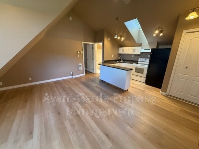 Photo - 9116-9194 94 Ave NW