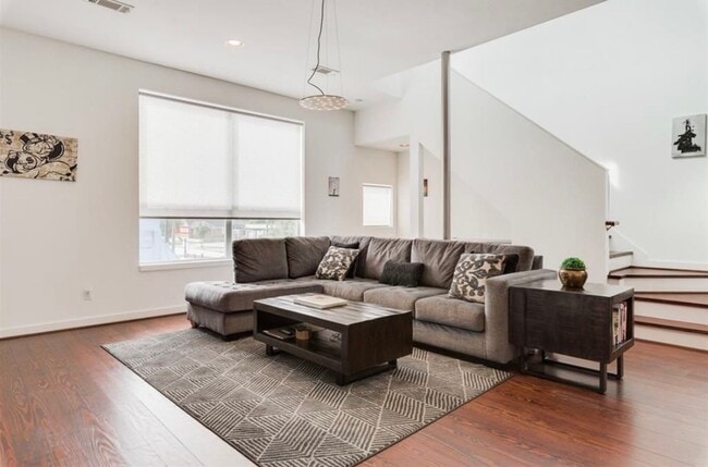 Immaculate 2-Story Urban Loft Townhome wit... - Immaculate 2-Story Urban Loft Townhome wit...