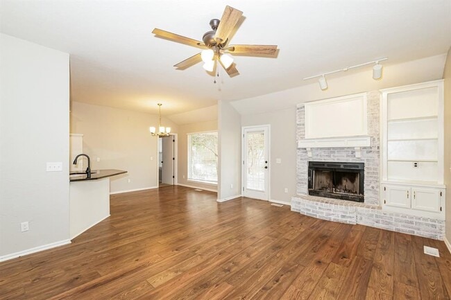 Photo - 703 Badger St NE