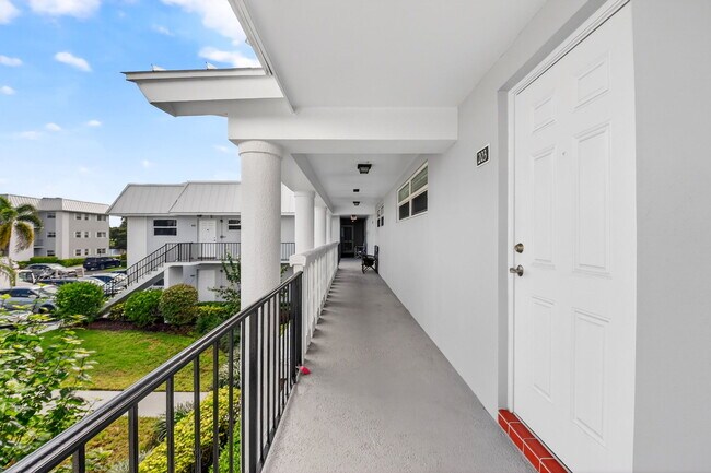 Photo - 18 Colonial Club Dr