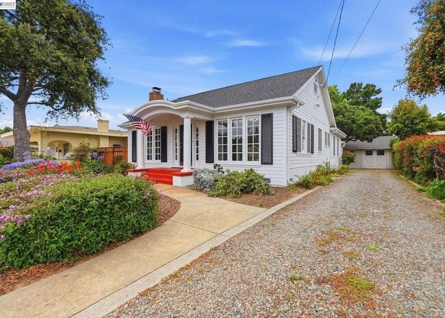 Photo - 770 Grove Way