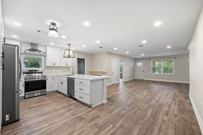 Building Photo - AVAILABLE 9/19!! 3bed/2bath with flex spac... Rental