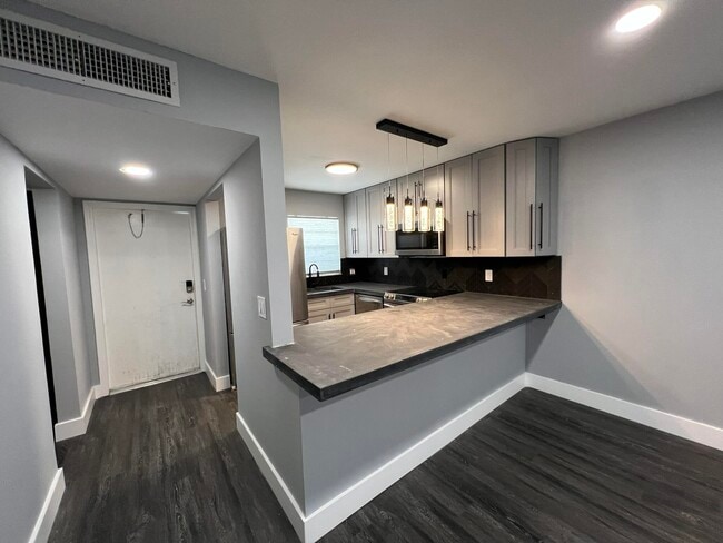 Building Photo - 1630 Embassy Dr Unit 306 Rental